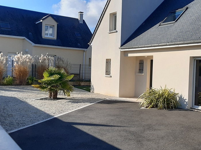 Aménagement d'une cour en enrobé et d'un jardin minéral à Tours, Indre-et-Loire (37) - Paysagiste Lantana Paysage Tours