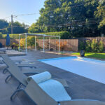 Création d’une plage de piscine dallée avec terrasse, gazon et brise-vue à la Baule (44) - Paysagiste Lantana Loirat Paysage
