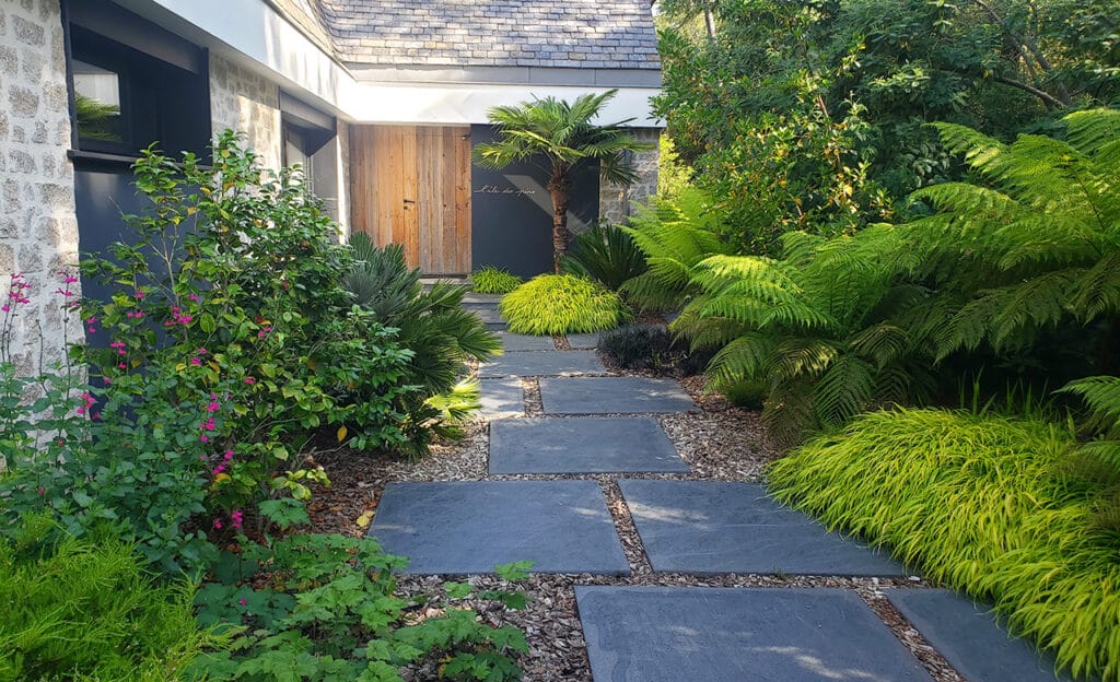 Création d’un jardin avec pas japonais en ardoise - Paysagiste Lantana Loirat Paysage - Guérande, Loire-Atlantique (44)