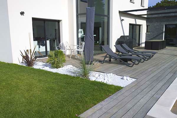 Création d’une plage de piscine, terrasse bois, bordures et engazonnement - Paysagiste Lantana Jardécor - Orléans, Loiret (45)