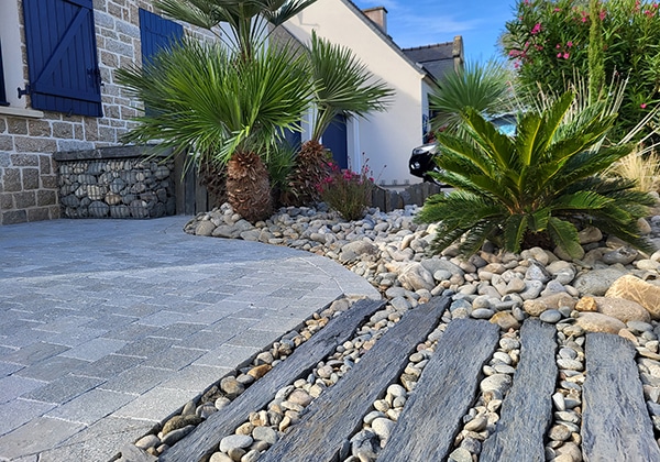 Création d’une allée en barrettes d’ardoise avec gabions et bordures de galets à Chaingy (45) - Paysagiste Lantana Jardécor