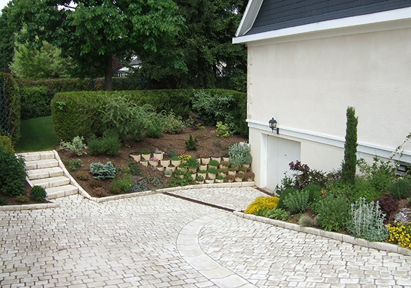 Création d’une allée ou descente de sous-sol en pierre naturelle et talus végétalisables Moduflor, à La Chapelle-Saint-Mesmin (45) - Paysagiste Lantana Jardécor